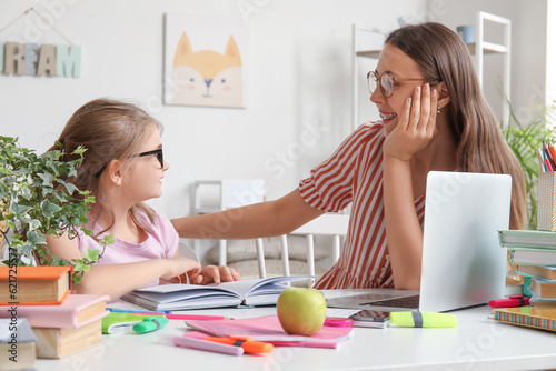 Mother and daughter learnin...
