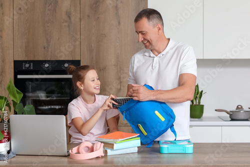 Father and daughter prepari...