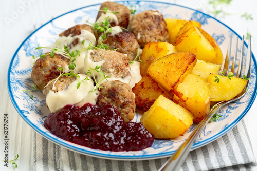 Foto Meatballs with lingonberry sauce, close up.