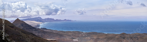 Fuerteventura - Panorama Blick von Montana Cardon über die Westküste und die El Jable Sandwüste zum Jandia Massiv mit dem Pico de la Zarza im Süden der Insel photo