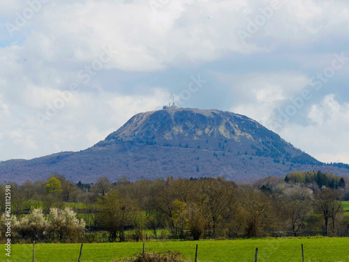 Le Puy de Dôme, plus haut sommet de la chaine des Puys. Grand site de France et patrimoine mondial de l'UNESCO photo