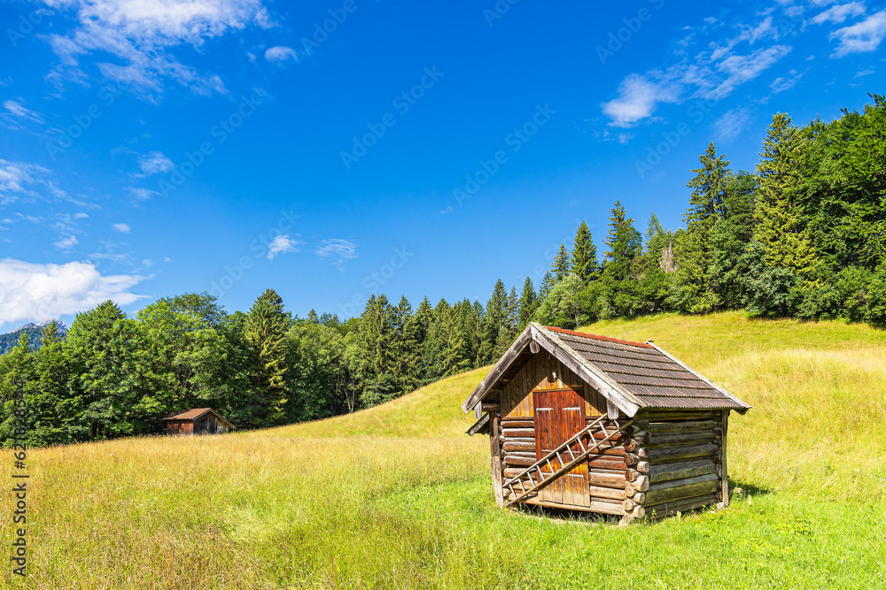 Heuhütte in den Buckelwiesen zwischen Mittenwald und Krün