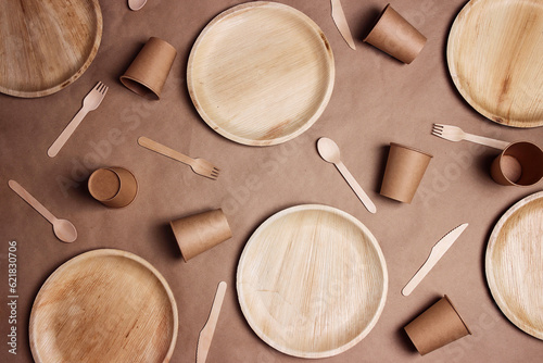 Photographie Flat lay composition with eco-friendly tableware on brown paper background