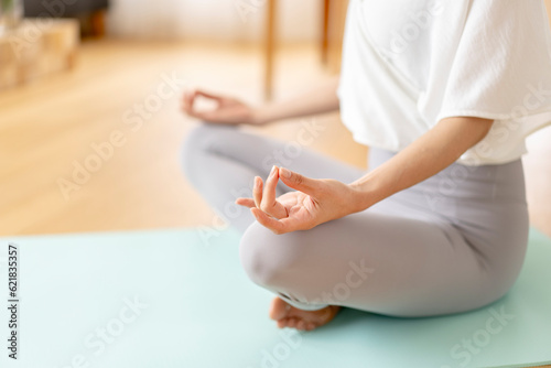 自宅リビングで瞑想をしている女性