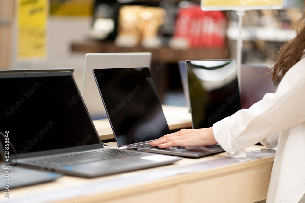 Ταπετσαρία client in a retail shop choosing a new laptop for studying and working