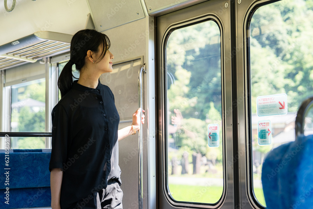 電車で旅する女性1 電車で旅する女性1