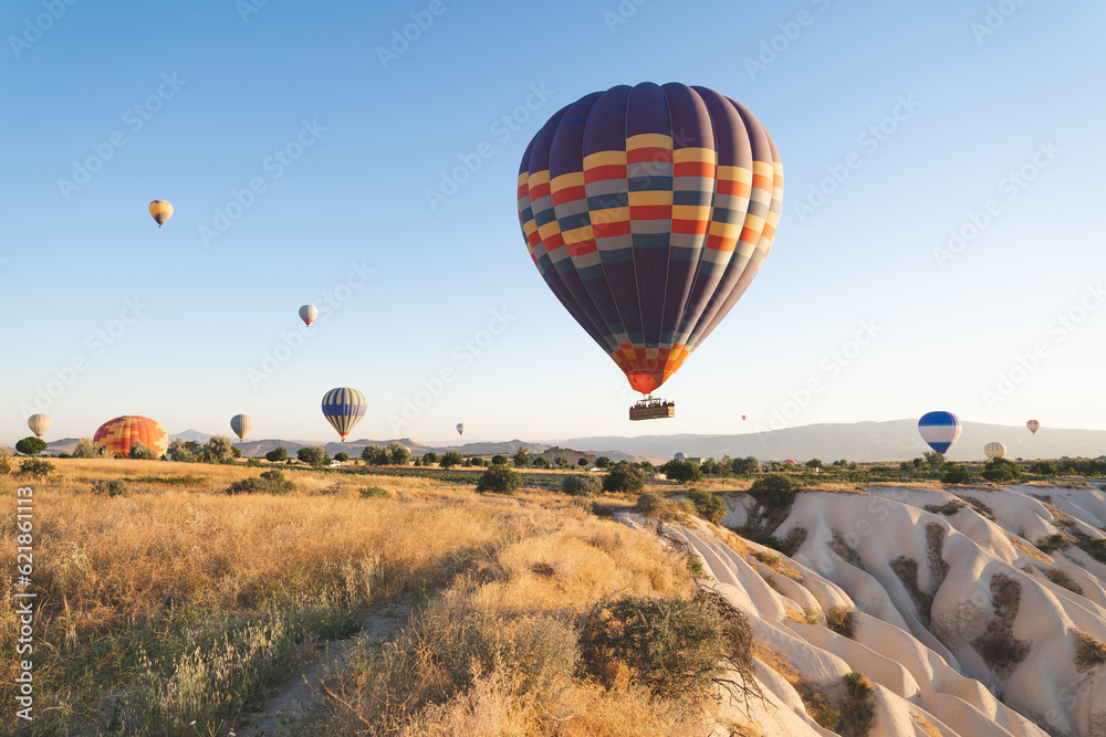 Obraz premium beautiful scenery flight of balloons in the mountains of Cappadocia