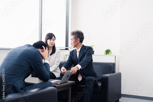 不正を問いただされるビジネスパーソン
