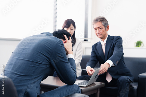Fotografía 不正を問いただされるビジネスパーソン