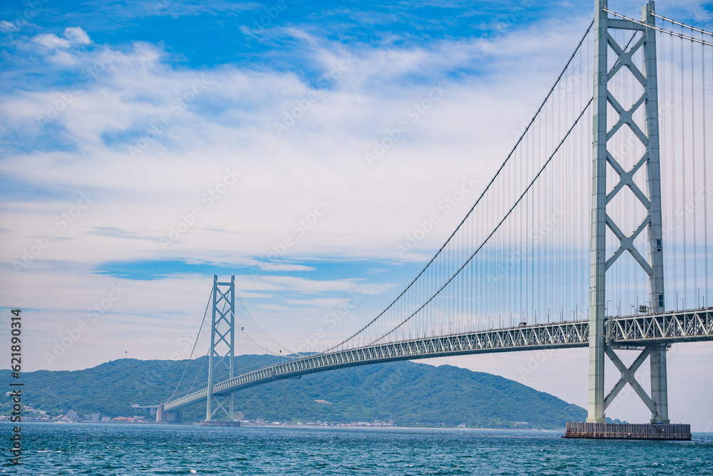 Obraz premium 日本の本州と淡路島を結ぶ吊橋である明石海峡大橋の写真