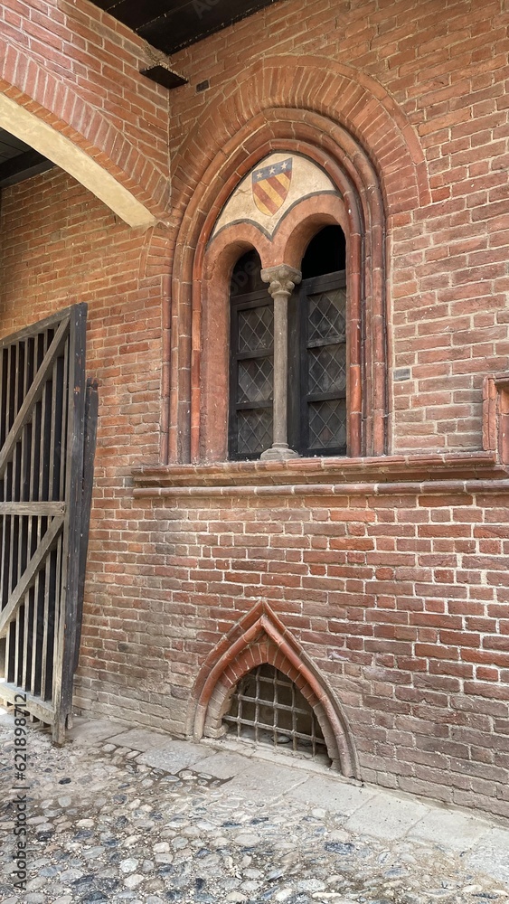 Finestra bifora di epoca medievale al Borgo Medievale di Torino Stock ...