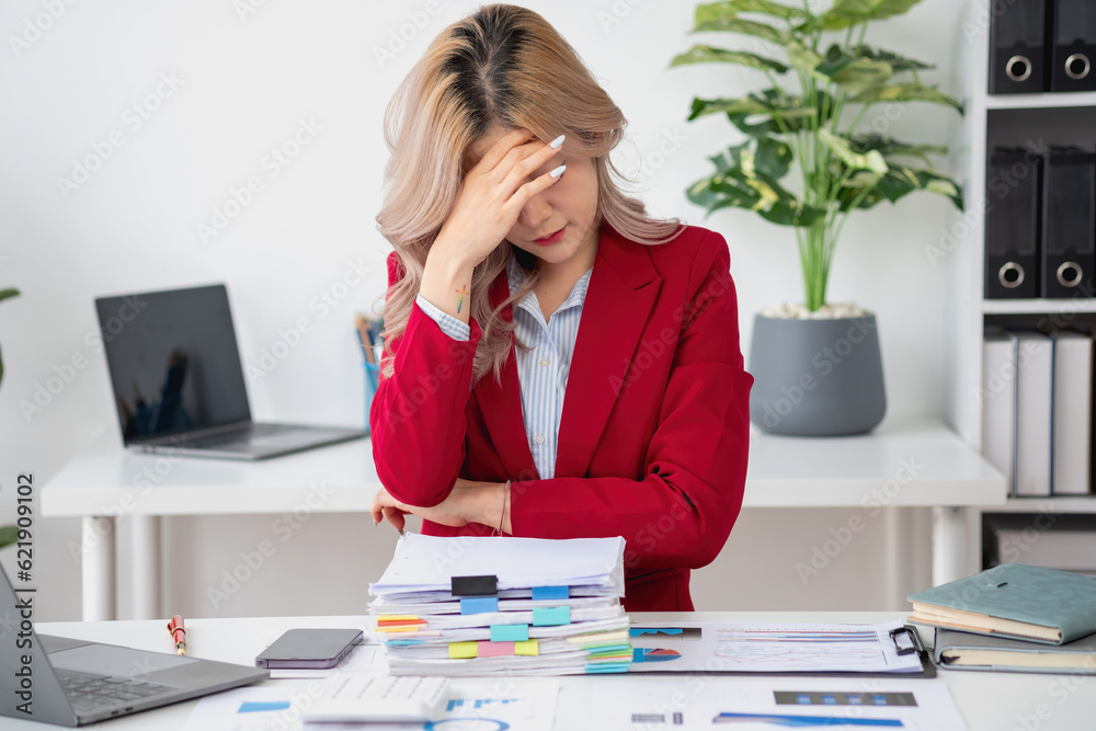 Concept Burnout Syndrome. Asian business Woman feels uncomfortable working. Which is caused by stress, accumulated from unsuccessful work And less resting body. Consult a specialist psychiatrist. Concept Burnout Syndrome. Asian business Woman feels uncomfortable working. Which is caused by stress, accumulated from unsuccessful work And less resting body. Consult a specialist psychiatrist.