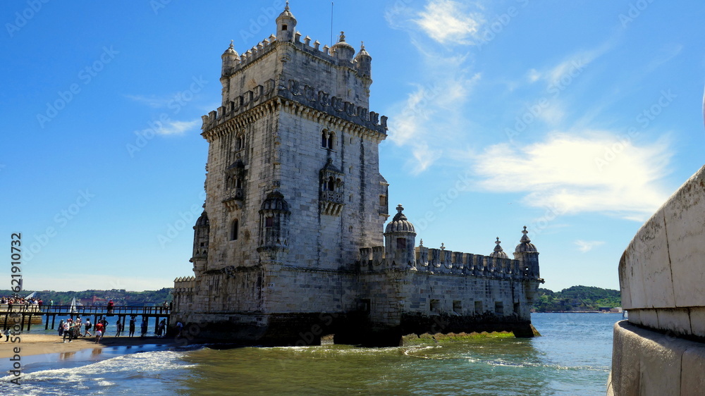 Der alte Turm von Belem ist das Wahrzeichen von Lissabon an der Mündung des Tejo bei blauem Himmel