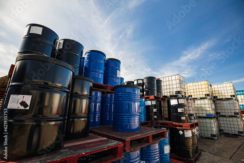 Billede på lærred Barrels stock chemical products The metal barrels are blue