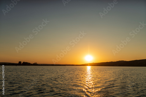 wellen vom boot im sonnenuntergang