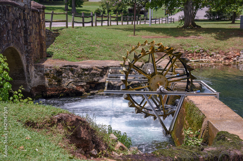 Konstfotografi An old waterwheel in a park in Tuscumbia, Alabama