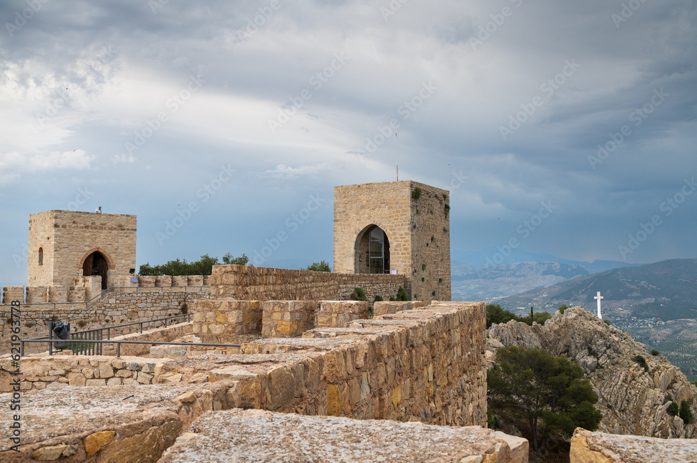 Vista de las torres y murallas del castillo de Santa catalina en Jaén, Andalucia, España.