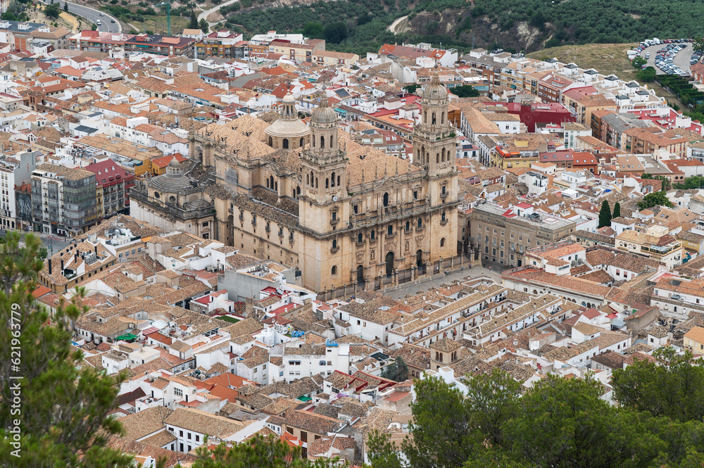 Naklejka premium Vista aérea de la ciudad de Jaén, la catedral y el casco antiguo, Andalucia, España.