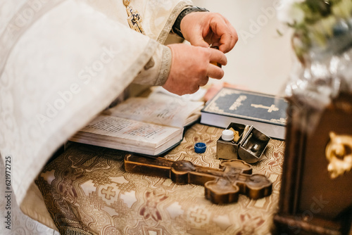 Obraz na płótnie father holding holy water