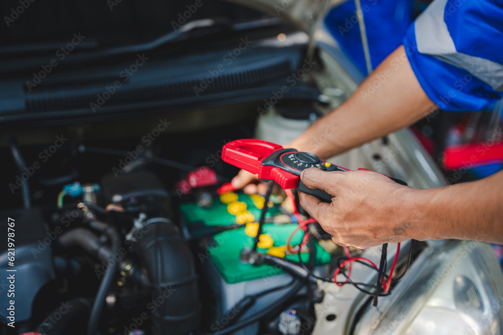 Equipment to check the battery with a mechanic to check and maintain the engine for customers. An app to write checklists for repair machines, car services and maintenance to the clipboard. Equipment to check the battery with a mechanic to check and maintain the engine for customers. An app to write checklists for repair machines, car services and maintenance to the clipboard.
