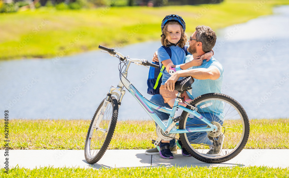 Obraz premium dad and son enjoying fun bike outing. dad and son on biking adventure. dad and son duo pedaling through picturesque landscape. supportive dad guiding his son first bike ride. Strong family bond