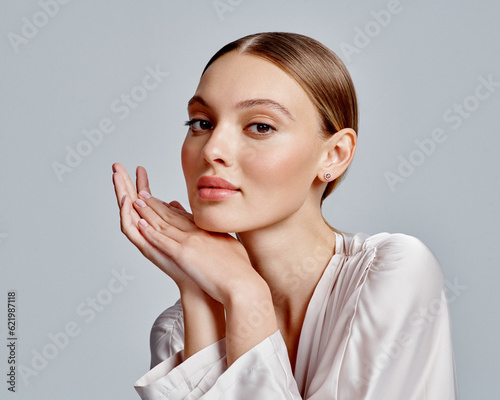 Fotomurale Close up portrait of a beautiful elegant woman with stylish jewelry on a white background