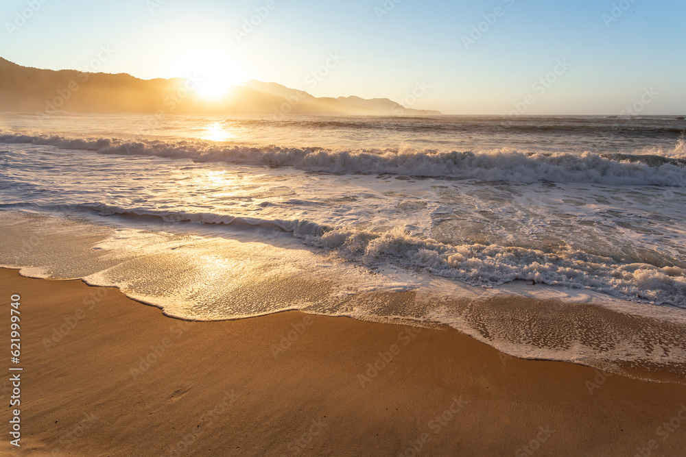 Amanhecer no litoral do Rio de Janeiro, sol nascendo atrás da montanha