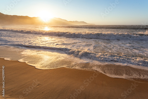Amanhecer no litoral do Rio de Janeiro  sol nascendo atr  s da montanha