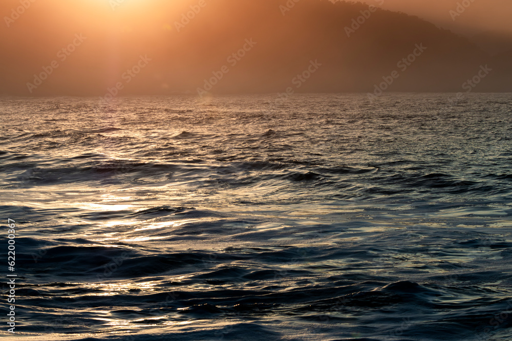 Textura das ondas do mar com nascer-do-sol