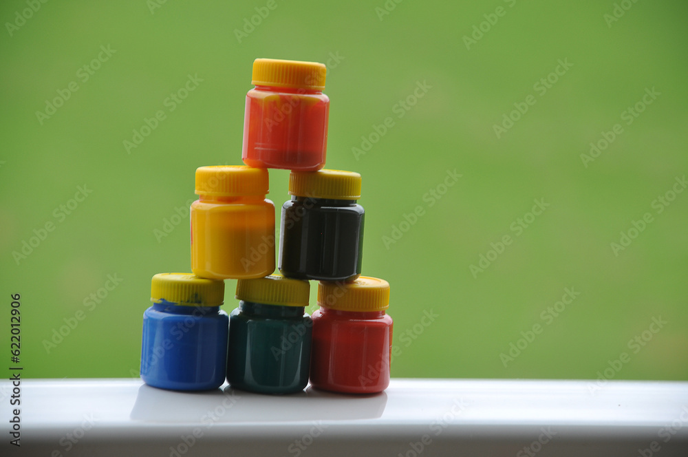potes de tintas coloridas para pintura infântil potes de tintas coloridas para pintura infântil