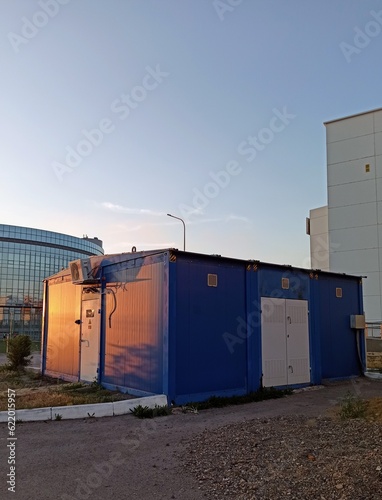 Obraz na płótnie blue iron garage at sunset w salonie