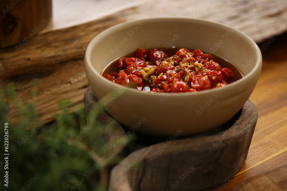 Combinação perfeita: tomatinhos confitados e alho dourado em lâminas crocantes. Um delicioso aperitivo servido com estilo em um evento irresistível. Combinação perfeita: tomatinhos confitados e alho dourado em lâminas crocantes. Um delicioso aperitivo servido com estilo em um evento irresistível.