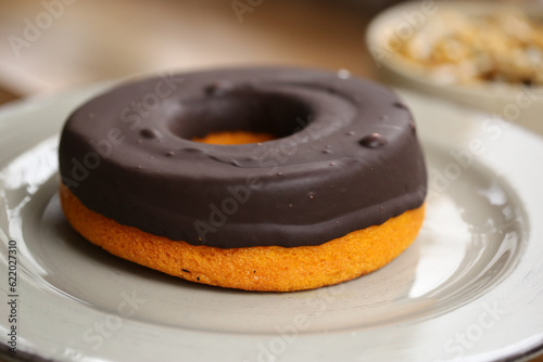 Uma delícia irresistível: um lindo bolo de cenoura com uma generosa cobertura de chocolate, servido em uma mesa de café da manhã em um evento requintado. photo
