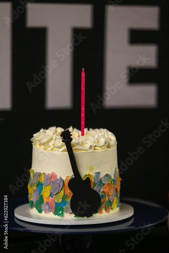 Alegria e cores se unem na decoração e na mesa de doces da festa inspirada no arco-íris. A frase 'Now United' ressalta a união e diversão deste evento encantador. photo