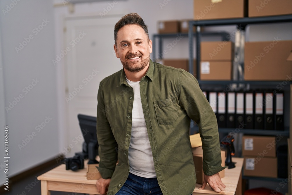 Obraz premium Young caucasian man ecommerce business worker smiling confident at office