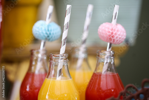 Uma explosão de cores e sabores em garrafinhas de vidro: sucos de frutas refrescantes e deliciosos. Cada garrafinha traz consigo a essência e o frescor das frutas, proporcionando uma experiência única photo