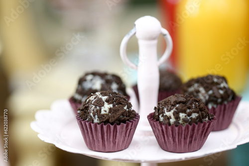 Delicioso brigadeiro com cobertura de biscoito de chocolate, perfeito para animar a festa infantil! photo