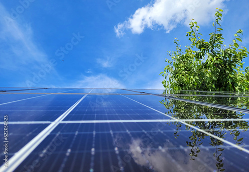 Panele fotowoltaiczne, odnawailna i ekologiczna energia słoneczna.