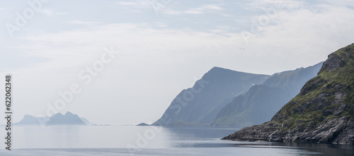 panorama  sur les côtes d'un littoral montagneux et une île scandinave © Olivier Tabary