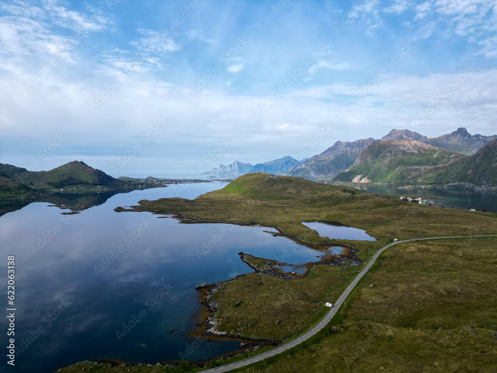 Φωτογραφία vue aérienne sur un bras de mer au milieu des terres sauvages scandinaves
