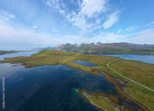 vue aérienne sur des bras de mer au milieu des terres sauvages scandinaves