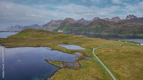 vue aérienne sur un paysage scandinave avec île, route et océan