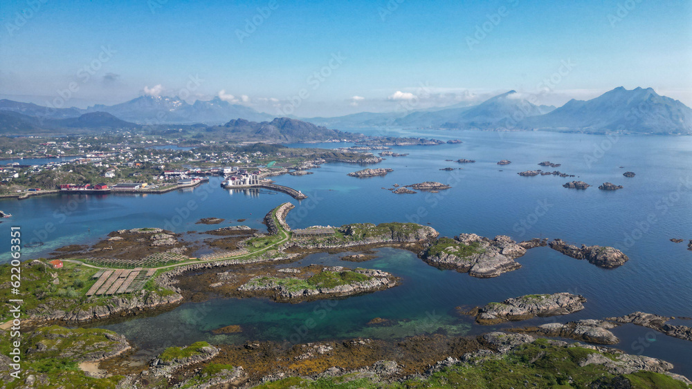 vue aérienne sur un archipel d'îles avec de hautes montagnes en fond