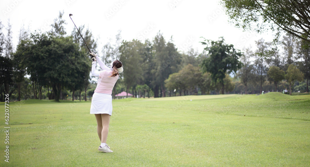  girls is playing golf on a sunny day