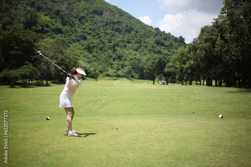  girls is playing golf on a sunny day