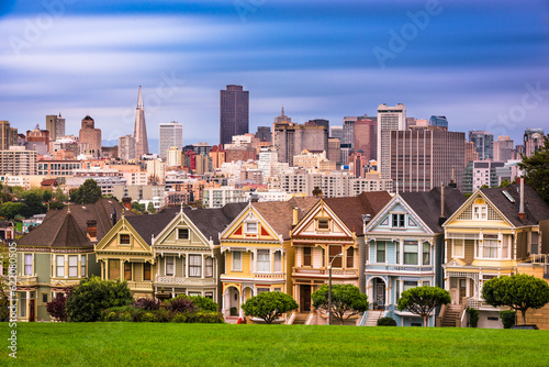 Foto San Francisco, California cityscape at Alamo Square.