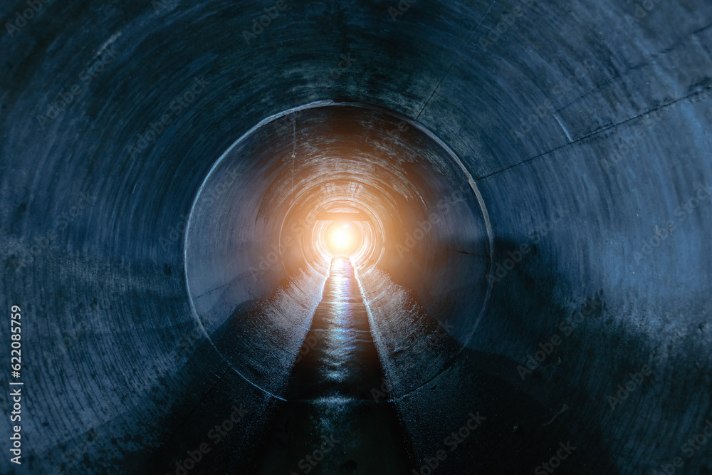 Indide dark round underground sewer tunnel - obrazy, fototapety, plakaty 