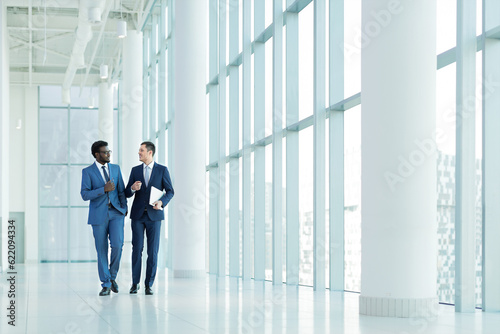 Canvastavla Young businessman in suit in office