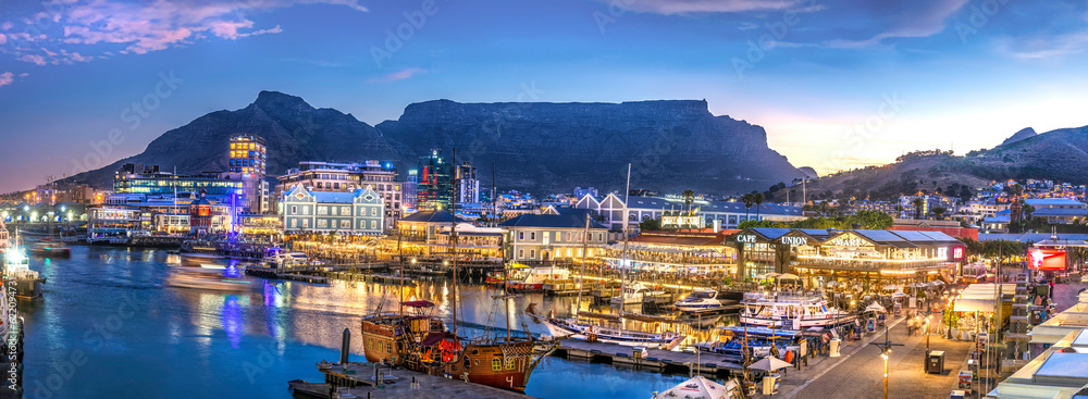 Obraz premium Panoramic View of Table Mountain and V&A Waterfront - Iconic Landmarks, Coastal Splendor, Urban Escape. Cape Town, South Africa