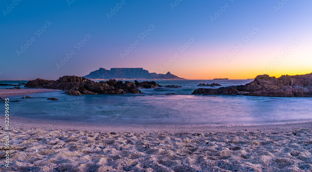 Naklejka premium Beautiful Sunset: Breathtaking Panoramic View of Table Mountain, Cape Town - Scenic Beauty, Iconic Landmark, Captivating Sunset Colours